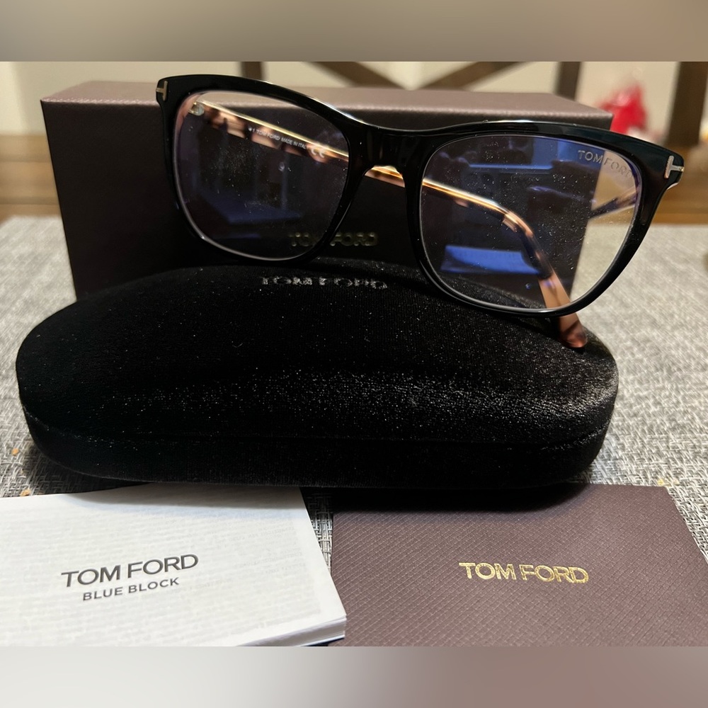 Tom Ford TF5672-B blue blocker glasses!! NEW!!